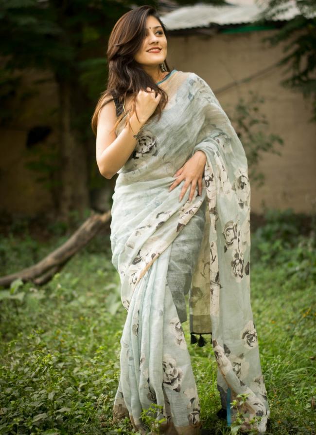 Off White Munnar Slub Party Wear Kasab Work Saree