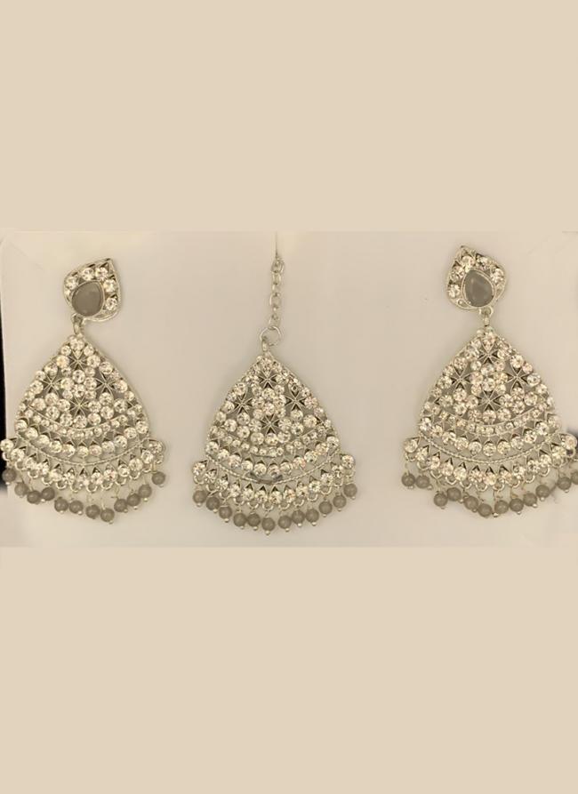 Grey Stone Studded Pasa Design Earrings With Maang Tikka