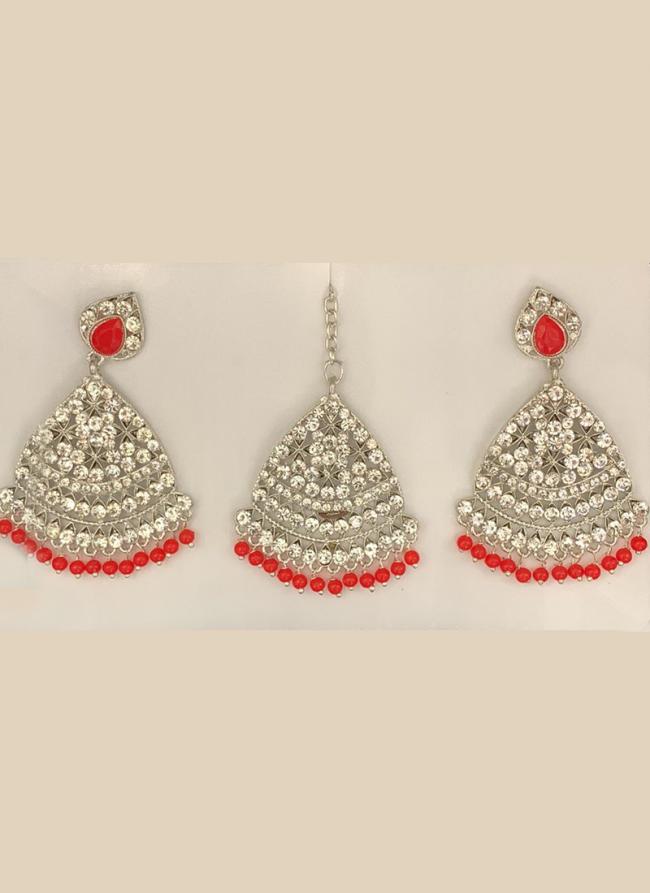 Red Stone Studded Pasa Design Earrings With Maang Tikka