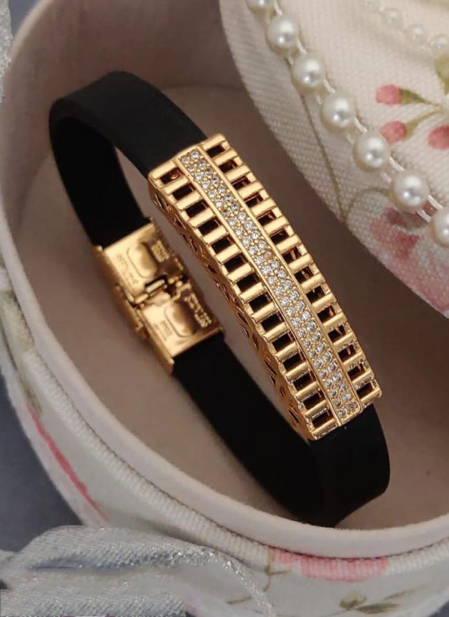 Hot Look Brass High Gold Plated Gents Leather Bracelet